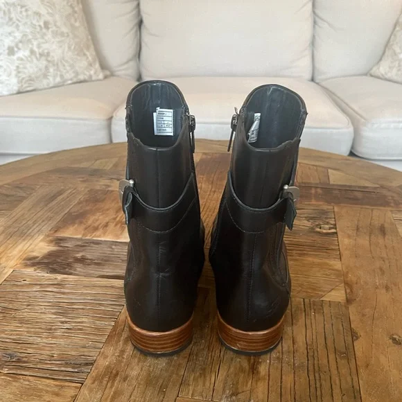 UGG women’s black leather zip boots - Picture 2 of 10